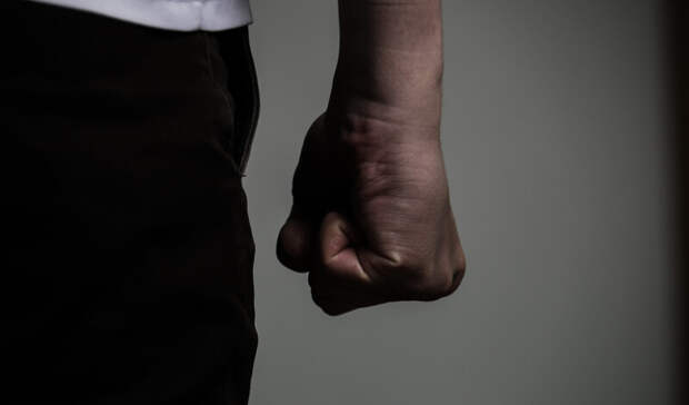 Неизвестный у магазина напал на петрозаводчанина