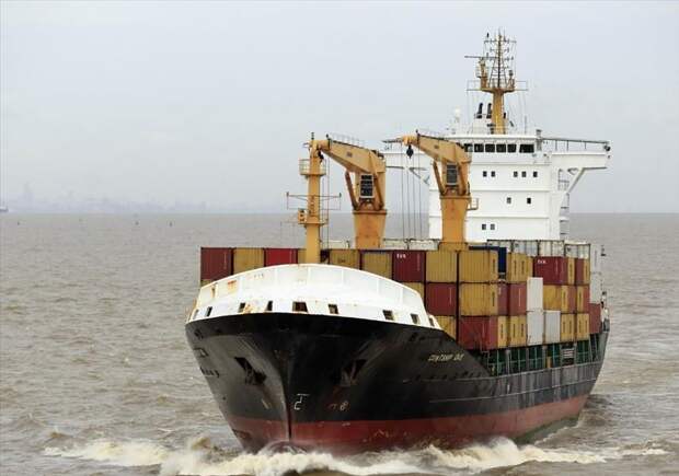 Первое французское судно могло пройти через Ормузский пролив — Bloomberg