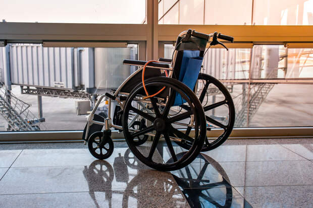 Британка чудом выжила и стала инвалидом после падения на ногу тяжелой столешницы