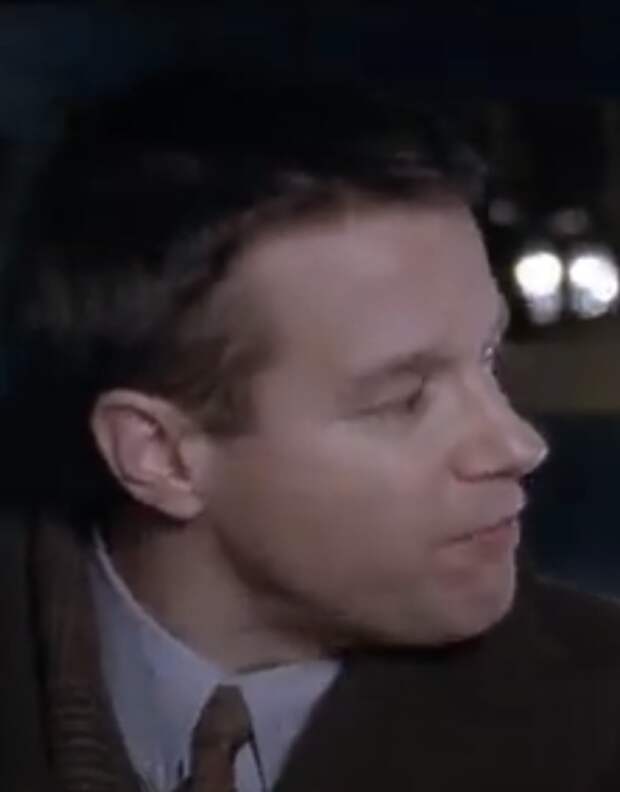 Bayliss argues with Pembleton on Homicide: Life On The Streets