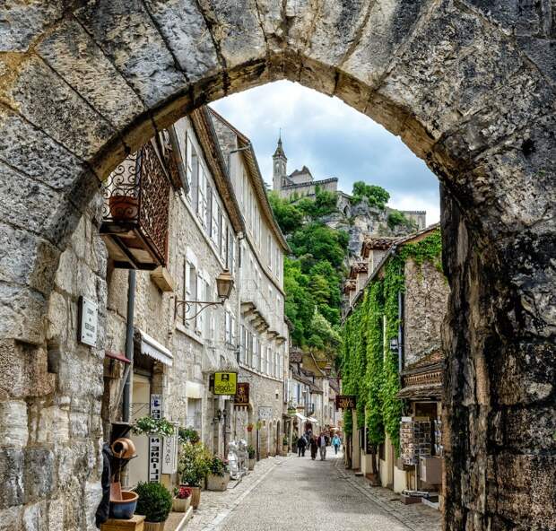 Одни из четырех ворот, которые приведут на нижний уровень, где находятся жилые дома (Rocamadour, Франция). | Фото: viensonsarrache.com.