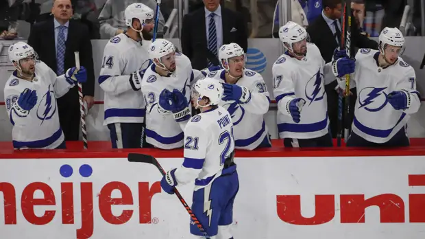 Гол Сергачёва помог «Тампе» победить «Чикаго» в матче НХЛ