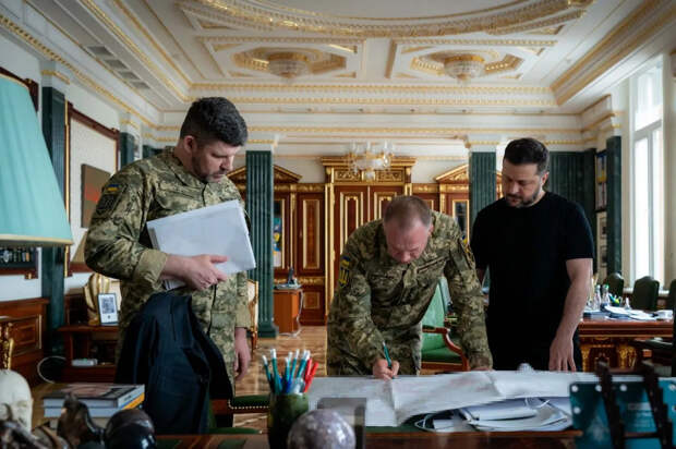 Зеленский обсудил с Сырским и Гнатовым ситуацию на Донбассе