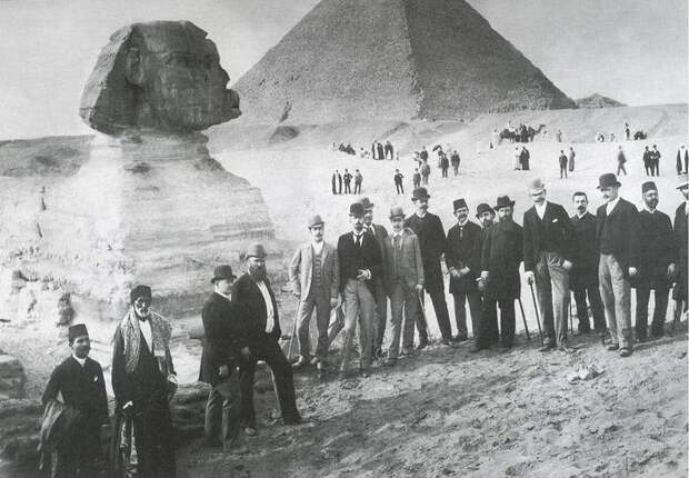 В Египте у пирамид