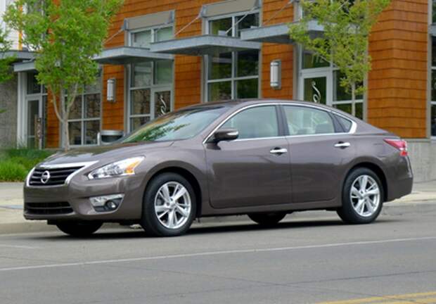 Автомобиль Nissan Altima.