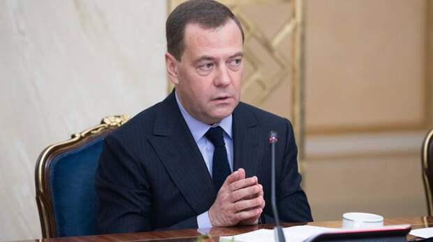 Медведев: жду победы России и её процветания под руководством Путина