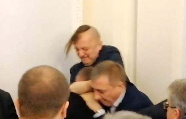 Драка в Раде: против активистов открыли уголовное дело Драка в Раде: против активистов открыли уголовное дело
