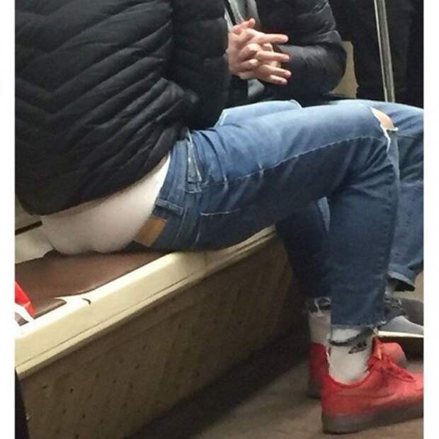 Модники и модницы в метро (18 фото)