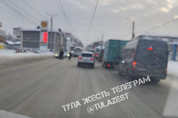 В Туле собралась внушительная пробка на Демидовской плотине из-за ДТП