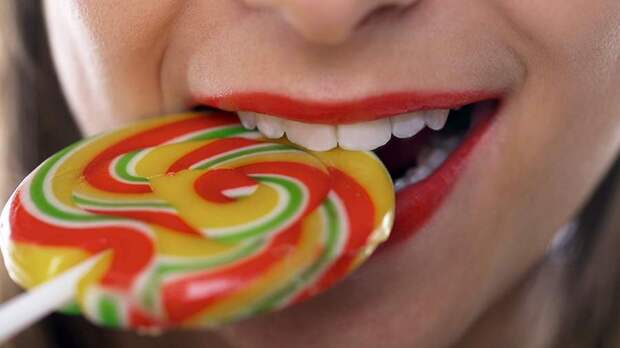 Стоматолог указала на риск вывихнуть зуб твердой пищей