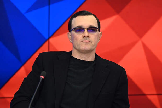 Егор Бероев привел 21-летнюю жену на премьеру своего фильма