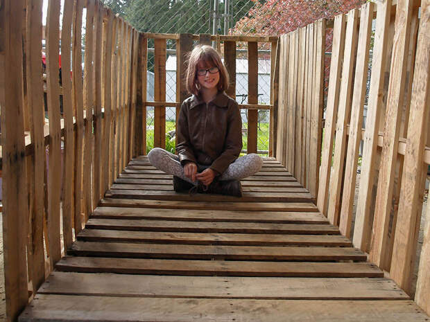 9-летняя девочка строит маленькие домики для бездомных бездомный, девочка, домик, помощь