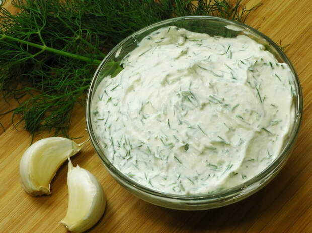 Сметанный соус с зеленью и чесноком. \ Фото: xcook.info.