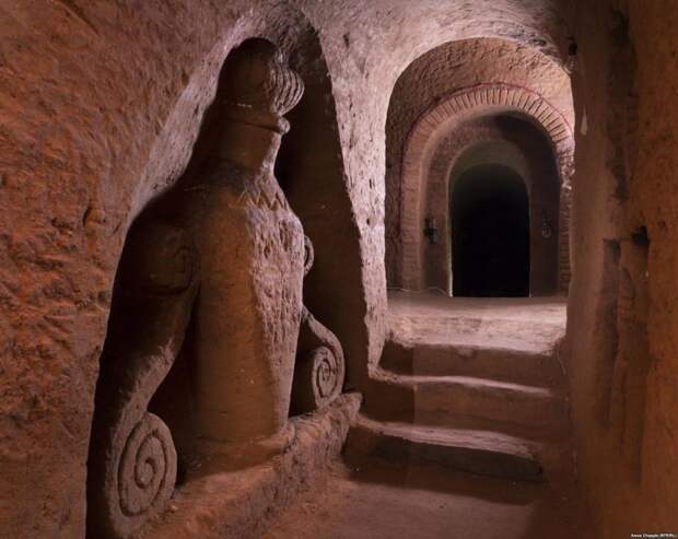 Армянин начал делать погреб, а в итоге создал подземный храм глубиной в семиэтажный дом