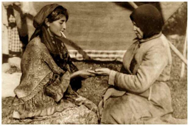 Русская таборная цыганка гадает деревенской женщине возле своего шатра. 1927 год. воспоминания, жизнь, заметки, интересное, исторические фото, цыгане