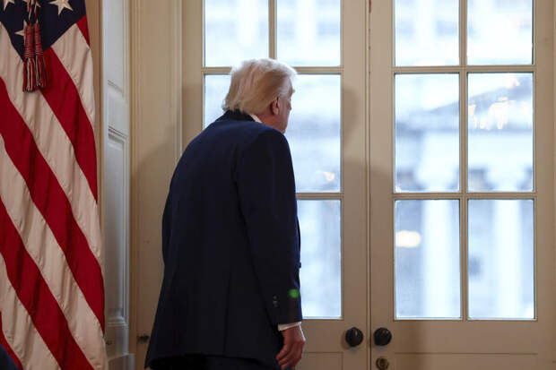 Белый дом опубликовал фотографию Трампа с картой Гренландии на фоне