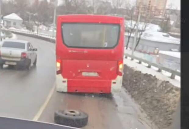 В Туле у автобуса на улице Демонстрации отвалилось колесо, перекрыта полоса