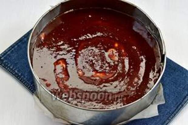 На основу из печенья выложить творожную массу. В ней сделать по кругу бороздки. Сверху выложить вишнёвый курд. Готовить 5 минут в предварительно разогретой до 180°С духовке. Затем огонь убавить до 140°С и готовить приблизительно 1 час (края должны стать плотными, а серединка должна остаться немного подвижной).