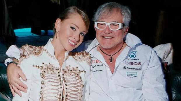 Полина Диброва прокомментировала скандальное видео с экс-супругом Дмитрием, на котором он предстал без штанов