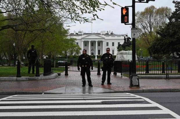 Возле Белого дома мужчина совершил суицид