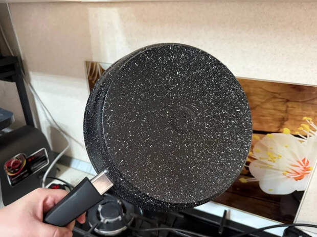 Никакой это не крючок: назначение прорези на ручке сковороды удивит даже опытных хозяек