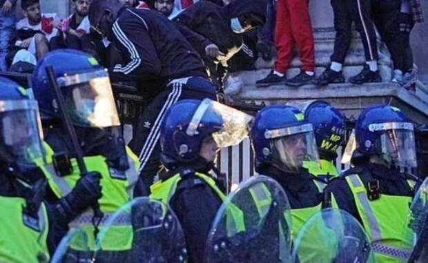 В Лондоне пострадали полицейские после финала Евро-2020