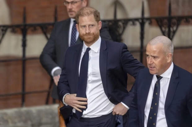 Принц Гарри хранит коллекцию нацистских шевронов в своем кабинете