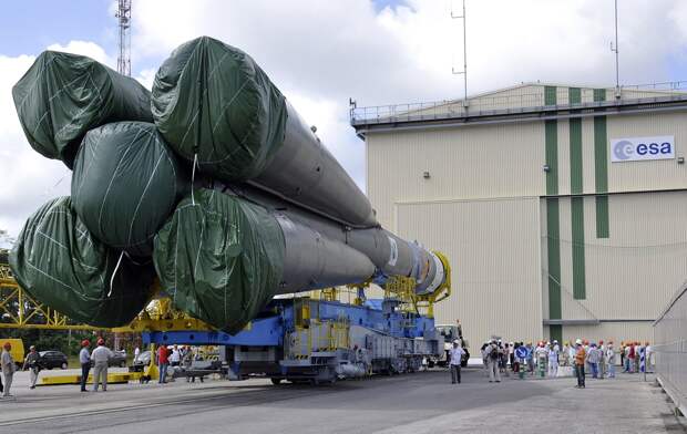 В Куру взорвали мобильную башню обслуживания «Союз-СТ» — момент попал на видео