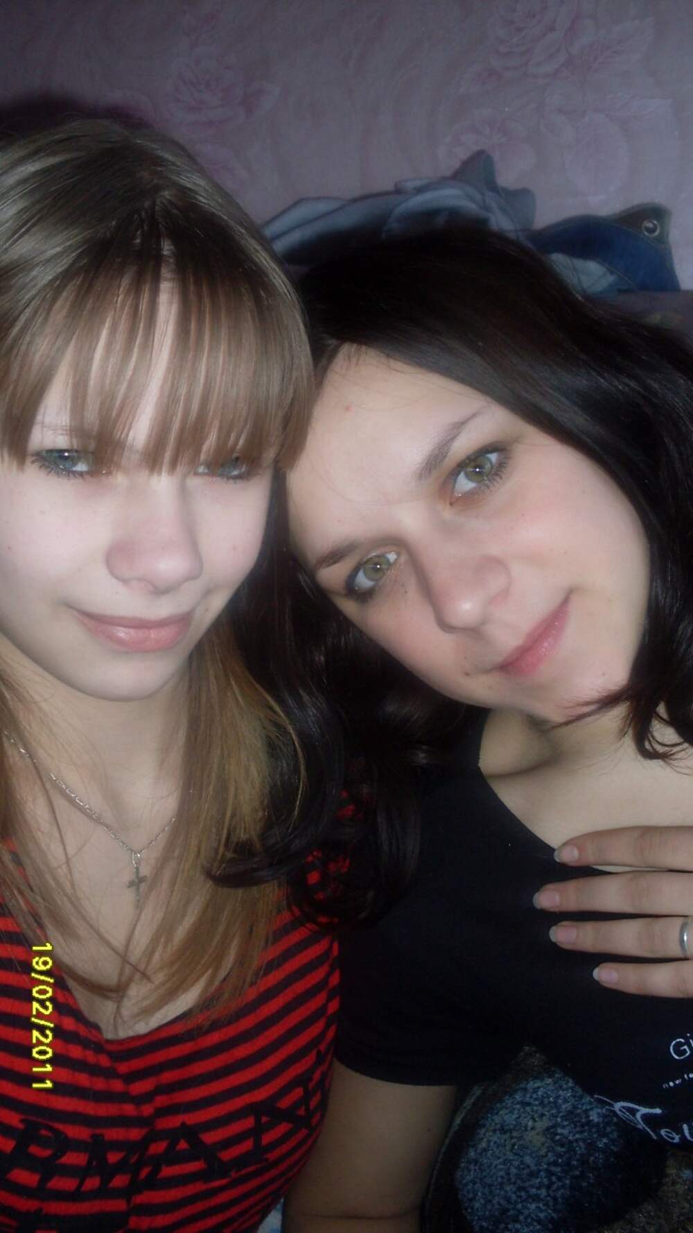 Старшая и младшая сестра. Дружеская любовь между подругами. Фотосессия сестер. Две сестры старшая и младшая. Обсужу сестру.