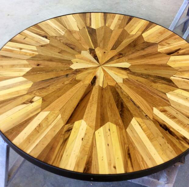 Инкрустированный деревянный столик