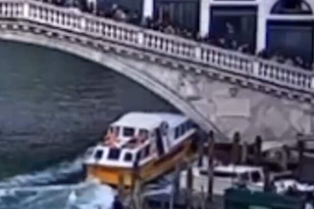 Отдыхавшие в Венеции туристы оказались в воде из-за неуправляемого парома