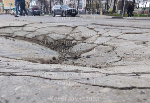 Туляки пожаловались на опасный провал люка на улице Фридриха Энгельса