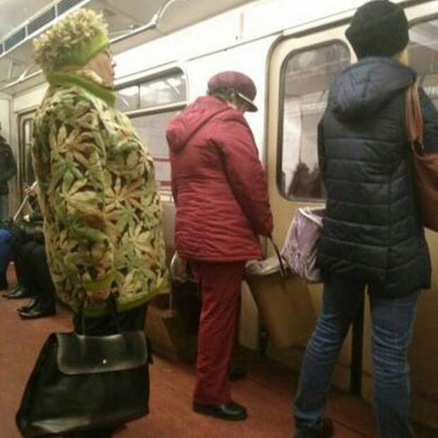 Модники и модницы в метро (18 фото)