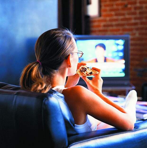 Одинокие девушки смотрят множество сериалов и ток-шоу. / Фото: miridei.com
