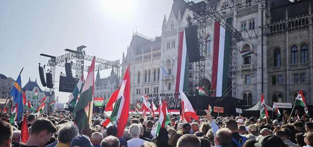 Брюссель опасается победы партии Орбана на парламентских выборах в Венгрии