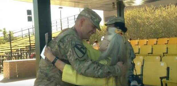 В течение 12 лет пожилая дама обнимала солдат в аэропорту.