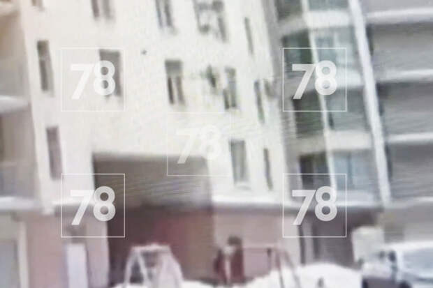 Дворник поймал упавшего с седьмого этажа ребенка