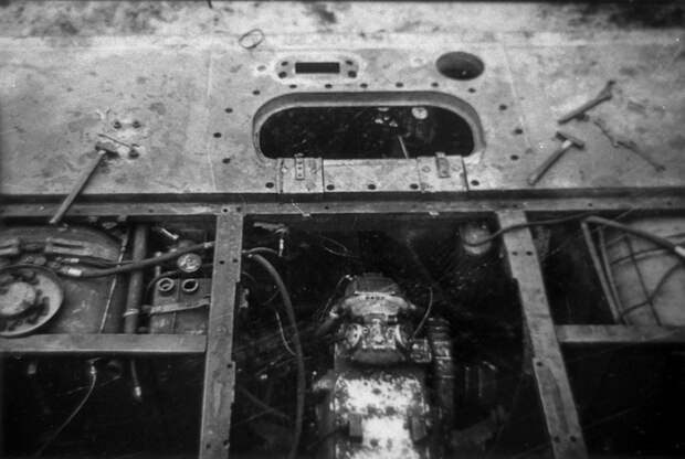 Через проём люка видна приборная панель танка СССР, война, история