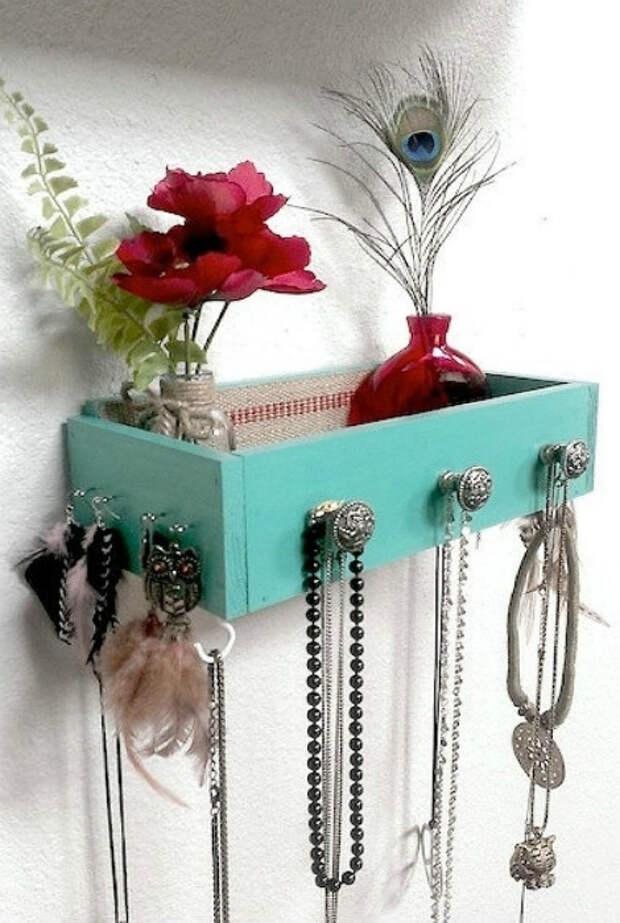 Старый выдвижной шкафчик можно превратить в красивую полку с крючками для хранения украшений и аксессуаров для волос.