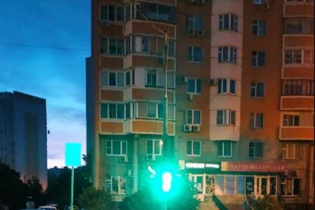 На Перервинском бульваре у «зебры» починили светофор