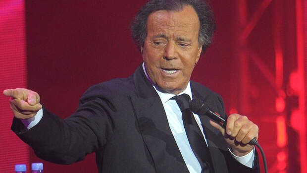 Певцу Хулио Иглесиасу предъявлены обвинения в сексуальном насилии