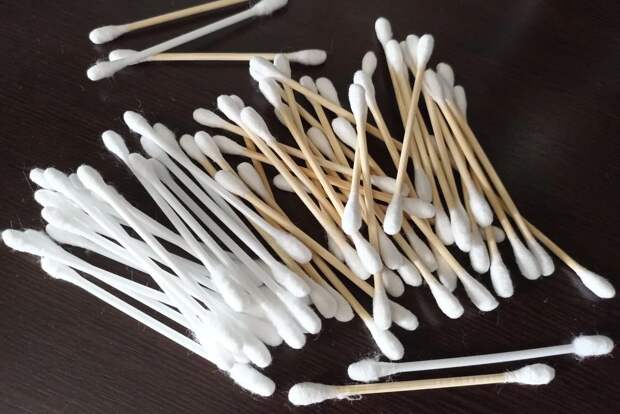 ЛОР-врач Фельдбуш предостерегла от чистки ушей ватными палочками