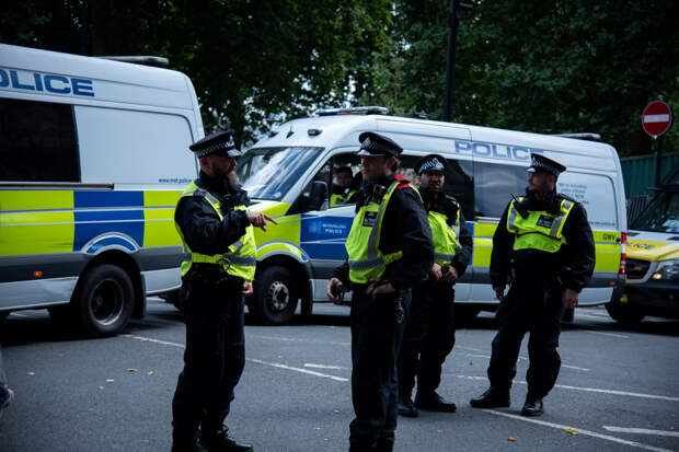 Банда попыталась ограбить ювелирный магазин средь бела дня и попала на видео