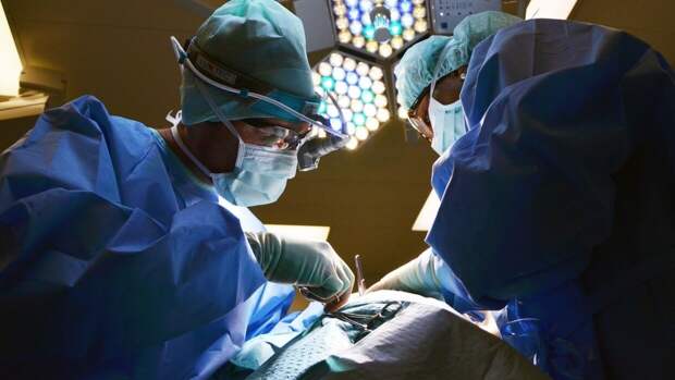 Попавший под товарный поезд в Петербурге мальчик перенес сложную операцию