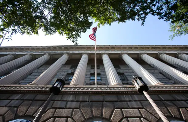 США ввели санкции против «Сбера» и Альфа-банка. Что будет с валютными переводами за рубеж через эти банки?