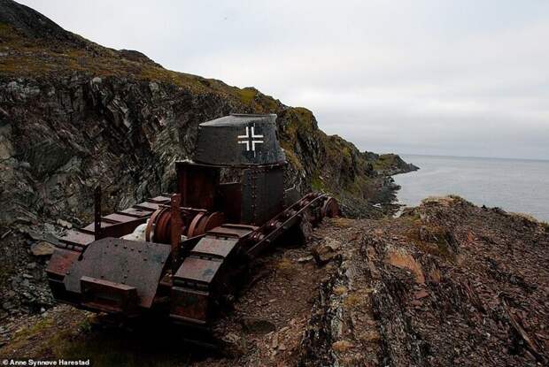 Заброшенный танк недалеко от норвежской деревушки Veidnes на северо-востоке страны