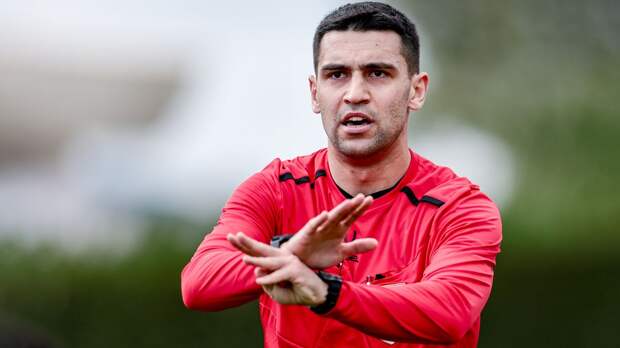 Судья Танашев сбил с ног футболиста «Локомотива» в игре со «Спартаком»