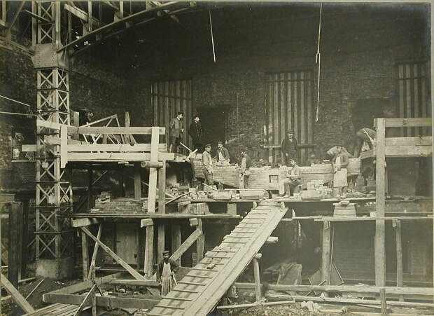 04. Рабочие за кладкой сталелитейных печей в одном из строящихся заводских цехов. 19 августа 1909