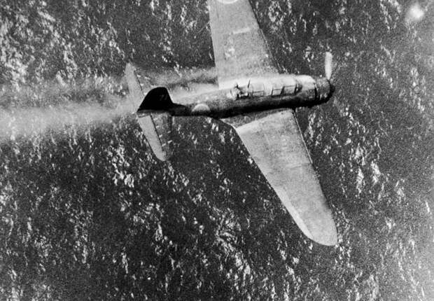 Торпедоносец B5N2 "Кейт" падает в Тихий океан вблизи острова Трук #Фотографии, #история, #факты, .война