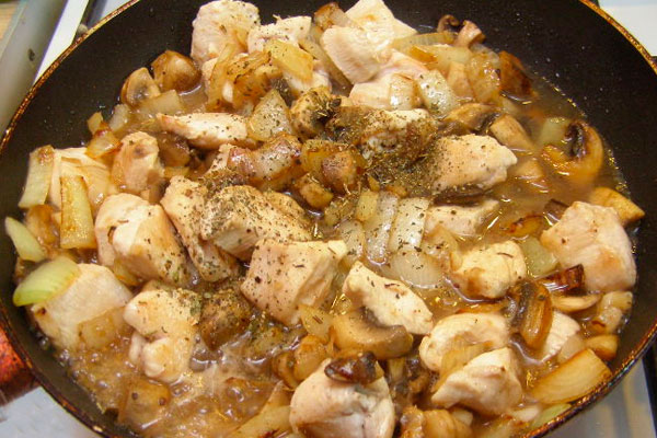 Обжариваем  лук, куриное филе и грибы
